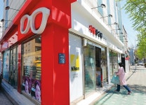 안경원에 놓은 중고거래 교환함, 상인-주민 ‘함께’ 갈 새 미래