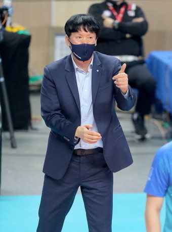 프로배구 우리카드, 신영철 감독과 3년 재계약 체결
