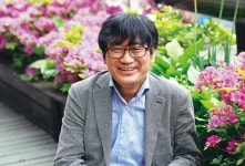 “신중년, 멈추고 머물며 딴 데를 봐라!”