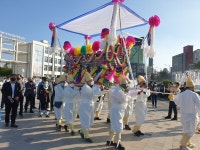 금남로에 등장한 상여 앞에서 미얀마 희생자를 위로하다