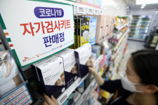 서울교육청 자가검사키트 도입 추진…전문가들 ‘비용·정확도’ 우려