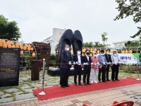 군산 미원광장에 추억의 만월고무신 조형물 등장