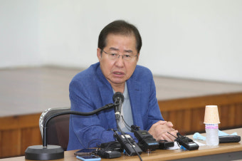 ‘윤석열 조력’ 놓고…홍준표 “자해 행각” 꼬집자, 정진석 “반사” 날려