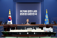 문 대통령 “코로나 진정되면 새 방역체계로 점진적 전환 모색”
