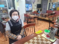 지지후보 묻자 한숨…“무조건 민주당? 인자 옛날 안같어”