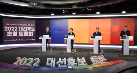 [포토] 2차 TV토론…반갑게 주먹인사
