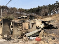 “산불 대피때 쓴 마스크 나흘째 써”…소규모 대피소 ‘구호’ 지연