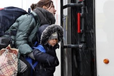 [영상] 소도시 대형마트, 우크라 난민들의 ‘버스터미널’ 되다