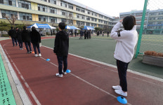 [포토] 학교에 설치된 이동형 유전자증폭 검사소
