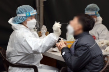 [속보] 코로나 사망 327명 ‘역대 두번째’…신규 확진 33만4708명