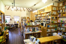 다시 일어설 힘 주고받는 모두의 책방