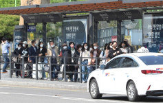 돌아온 회식, 귀가는 “걸어서”…거리두기 끝 ‘택시 대란’ 시작