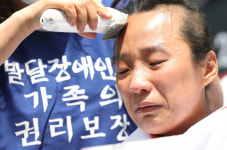 [포토] 555명의 삭발…“발달장애인 24시간 지원을” 대표 이미지