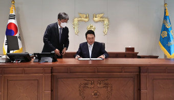[포토 : 타임라인] 만찬장 들어서는 윤석열 대통령과 김건희 여사