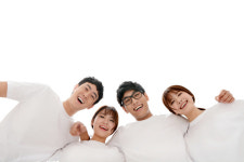 청년들의 어깨동무