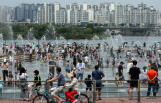 [포토] 여름이다! 북적이는 한강 여의도 물빛광장