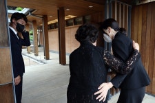 봉하마을 간 김건희 여사, 권양숙 여사와 손 잡고… [포토]