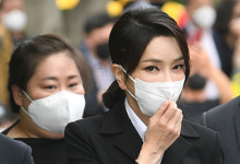 ‘봉하 동행’ 김건희 여사 지인은 코바나 전무…‘의전·경호’ 받아
