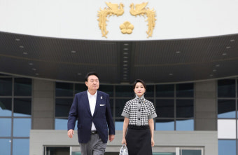 “김건희 여사, 지인 동반…구청장 부인도 안 그래” 윤건영의 비판