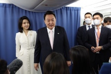 윤 대통령, 마드리드 도착…김건희 여사, 기내서 언론에 첫인사