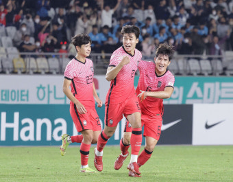 [포토] 금쪽 같은 동점골! 조현택 격려하는 황선홍 감독