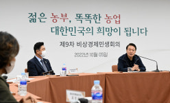 [포토] 스마트팜 찾은 윤 대통령, 방울토마토 시식