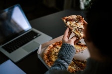 야식 먹으면 낮에 더 배고프다…비만 부르는 3중 연결고리