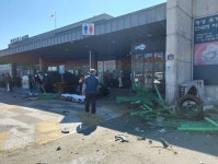 횡성 휴게소서 차량이 건물 앞 펜스 들이받아 1명 사망·8명 부상