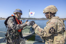 한·미, 남한강 일대서 대규모 도하훈련 실시