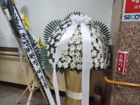 영정 든 엄마, 아들 대신 허리숙여 선생님께 ‘마지막 인사’