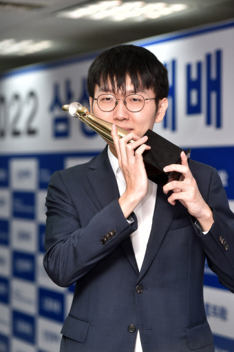 ‘2전3기’ 삼성화재배 우승 신진서 “힘든 바둑…이겨서 기쁘다”