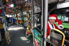 ‘27년 무사고’ 산타는 달린다…천안 600번 버스에 ‘행복’을 싣고 [이 순간]