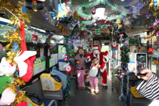 ‘27년 무사고’ 산타는 달린다…천안 600번 버스에 ‘행복’을 싣고 [이 순간]