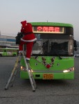 ‘27년 무사고’ 산타는 달린다…천안 600번 버스에 ‘행복’을 싣고 [이 순간]