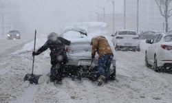 서로 ‘누칼협’ 날리는 세상, 그래서 더 기적 같은 따스함