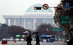 내년 총선 민심 ‘정권 견제’ 45.7% vs ‘국정 안정’ 44.1%