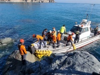 경남 거제서 승용차 낭떠러지 추락…4명 숨져