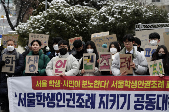 ‘동성애 조장’ 공격에…11살 서울학생인권조례 폐지 위기