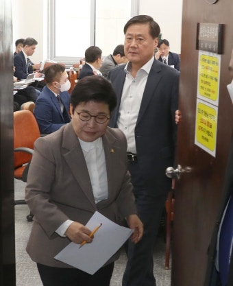 ‘노란봉투법’ 국회 환노위 법안소위 통과…국힘은 퇴장