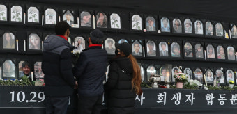 보이지 않는 손길로…불 밝힌 이태원 분향소 [포토]