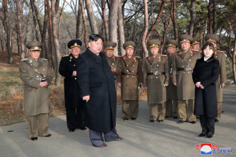 김정은, 딸과 함께 남쪽 군비행장 겨냥 미사일 발사훈련 참관