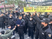 죽음의 대치동 아파트 앞…“갑질 관리소장 물러나라” [포토]