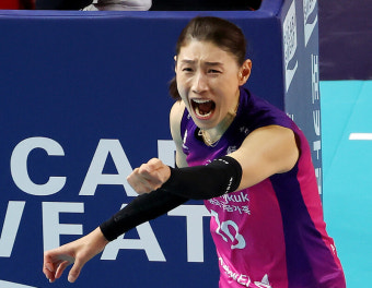 김연경, 왕좌에 먼저 한걸음…흥국생명 챔프전 1차전 승리