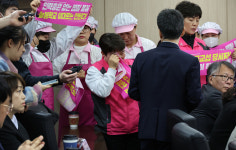 “1명이 급식 180명분 만들어…폐암은 시작일 뿐이었다”