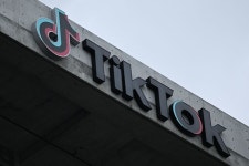 틱톡 모회사, 작년 매출 30% 증가…미·유럽 퇴출 압박에도