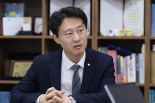 이탄희 “김명수 사법부도 장애물 걷어낸 최소한 조처만 해”