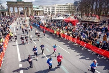 마라톤 완주하면 맥주 무한 제공…초보·장애인 함께 달리는 베를린