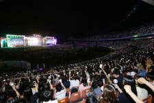 돈 내도 못 사는 트로트 콘서트 표 전쟁…효도하러 해외여행?