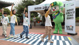 [포토] “좌우를 살피고, 손을 들고 건너요”…어린이 교통안전 캠페인
