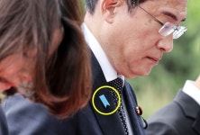 한국 온 기시다 ‘푸른 리본’…북한 일본인 납치 ‘과거사’ 상징